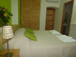 Triple Room | Premium bedding, down duvets, desk, laptop workspace - Alle porte di San Giovanni (Rome)