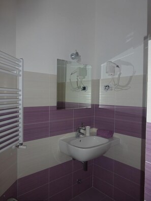 Shower, free toiletries, hair dryer, towels - Alle porte di San Giovanni (Rome)