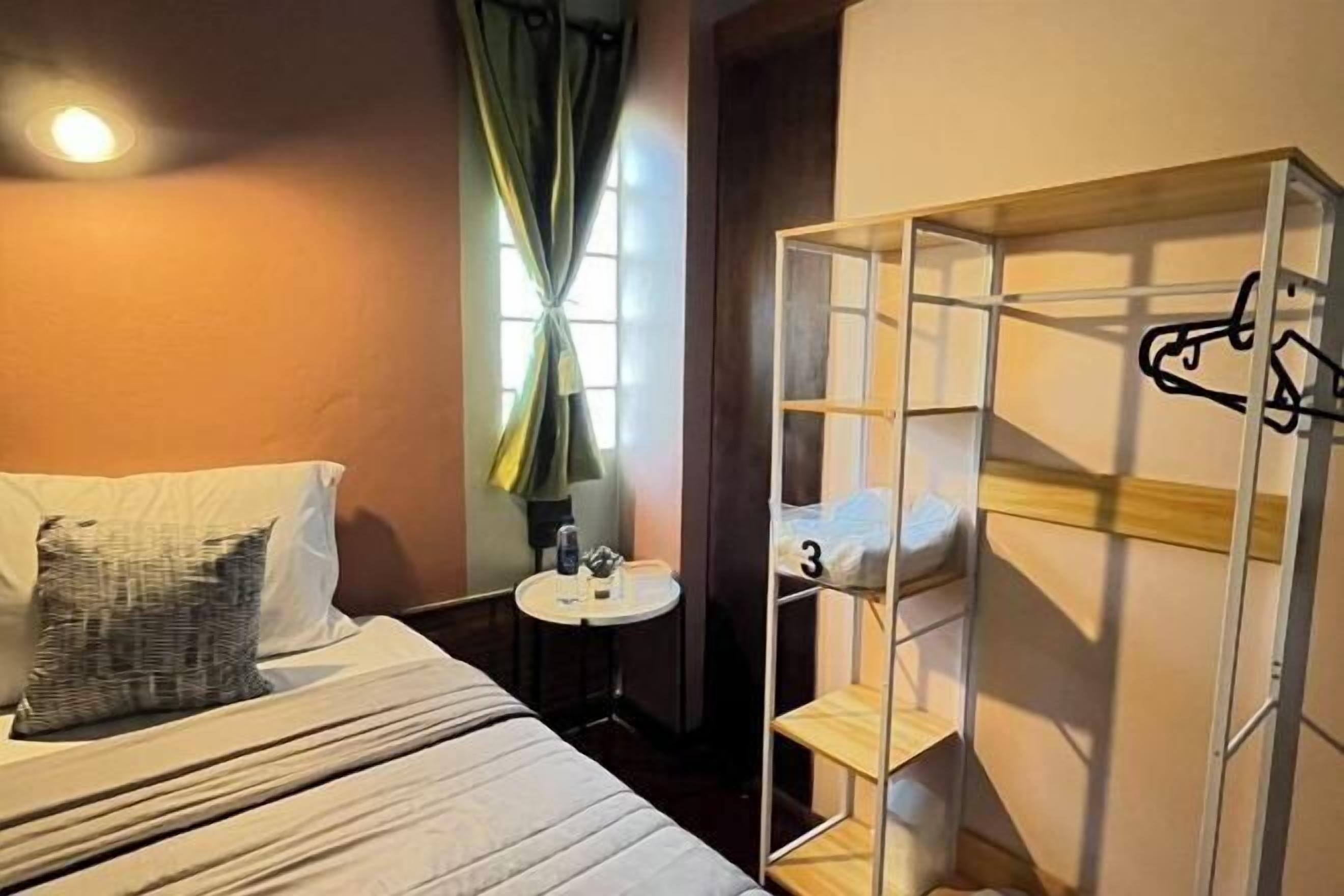 Escriptori, wifi gratuïta i roba de llit 