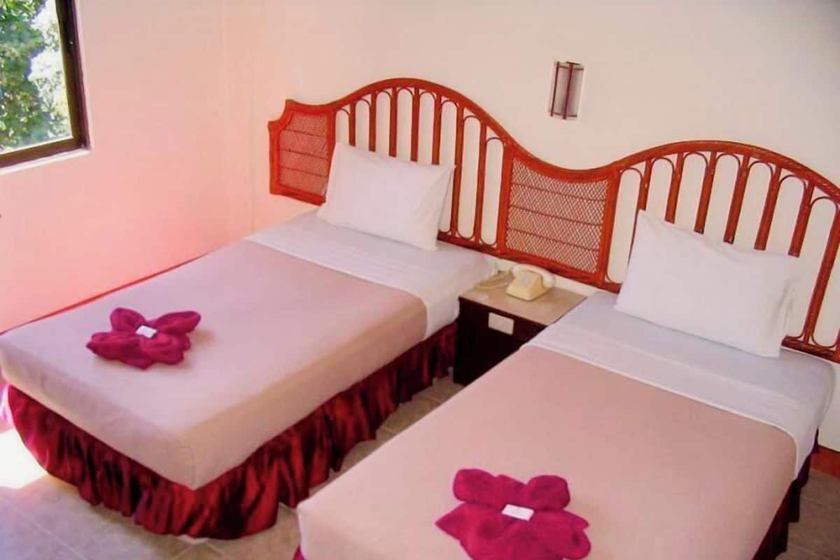Escritorio, wifi gratis y ropa de cama
