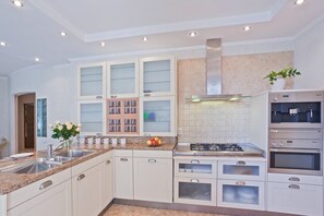 Departamento, 2 habitaciones ( Kirova 1) | Cocina privada | Refrigerador, microondas, cafetera y tetera y tetera eléctrica 