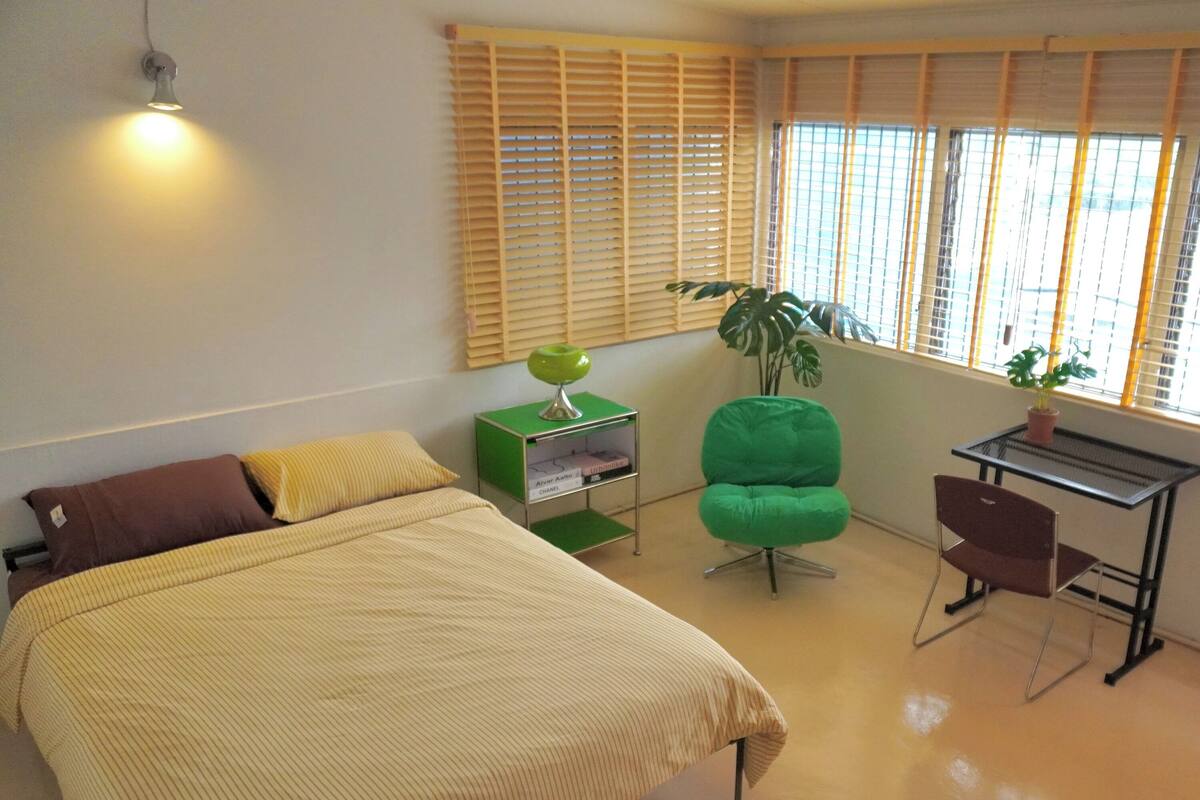 Desk, free WiFi, bed sheets