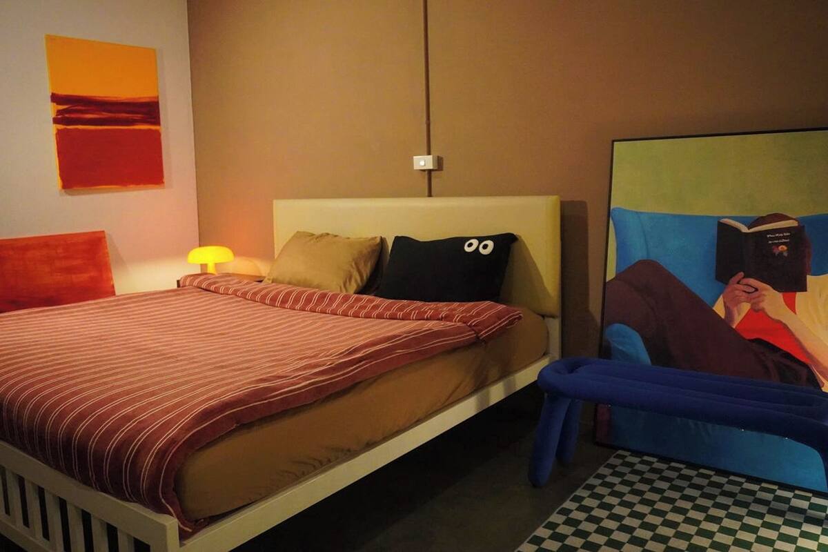 Desk, free WiFi, bed sheets
