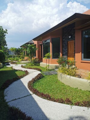 Bangalô grand, 1 cama King, para não fumantes, geladeira | Vista do quarto