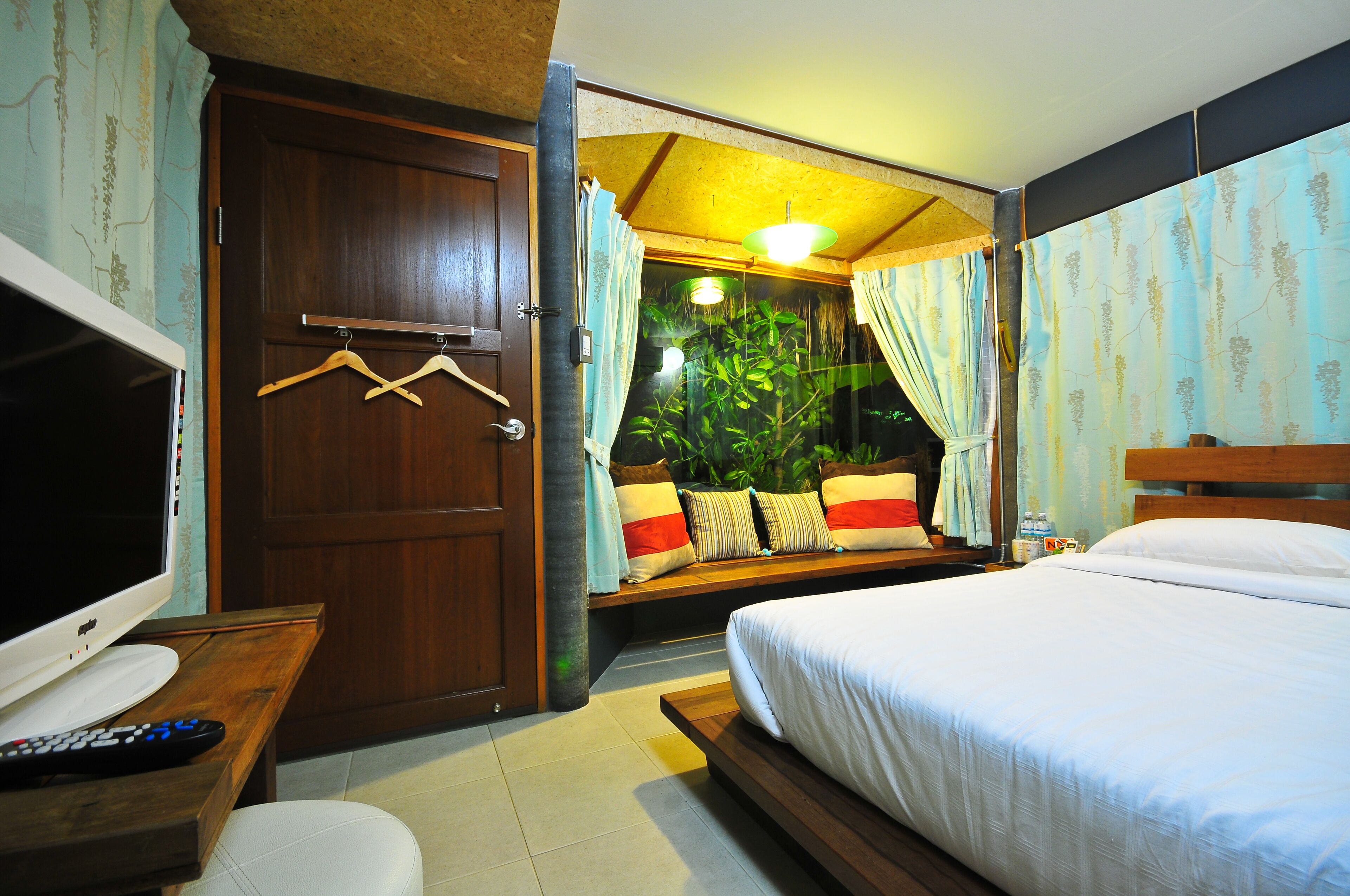 Free WiFi, bed sheets