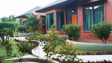 Bungalow Grand, 1 Tempat Tidur King, Bebas Asap Rokok, lemari es | Teras/patio