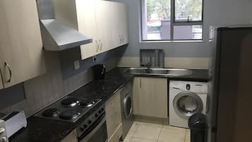 Appartement | Cuisine privée | Grand réfrigérateur, micro-ondes, four, plaque de cuisson