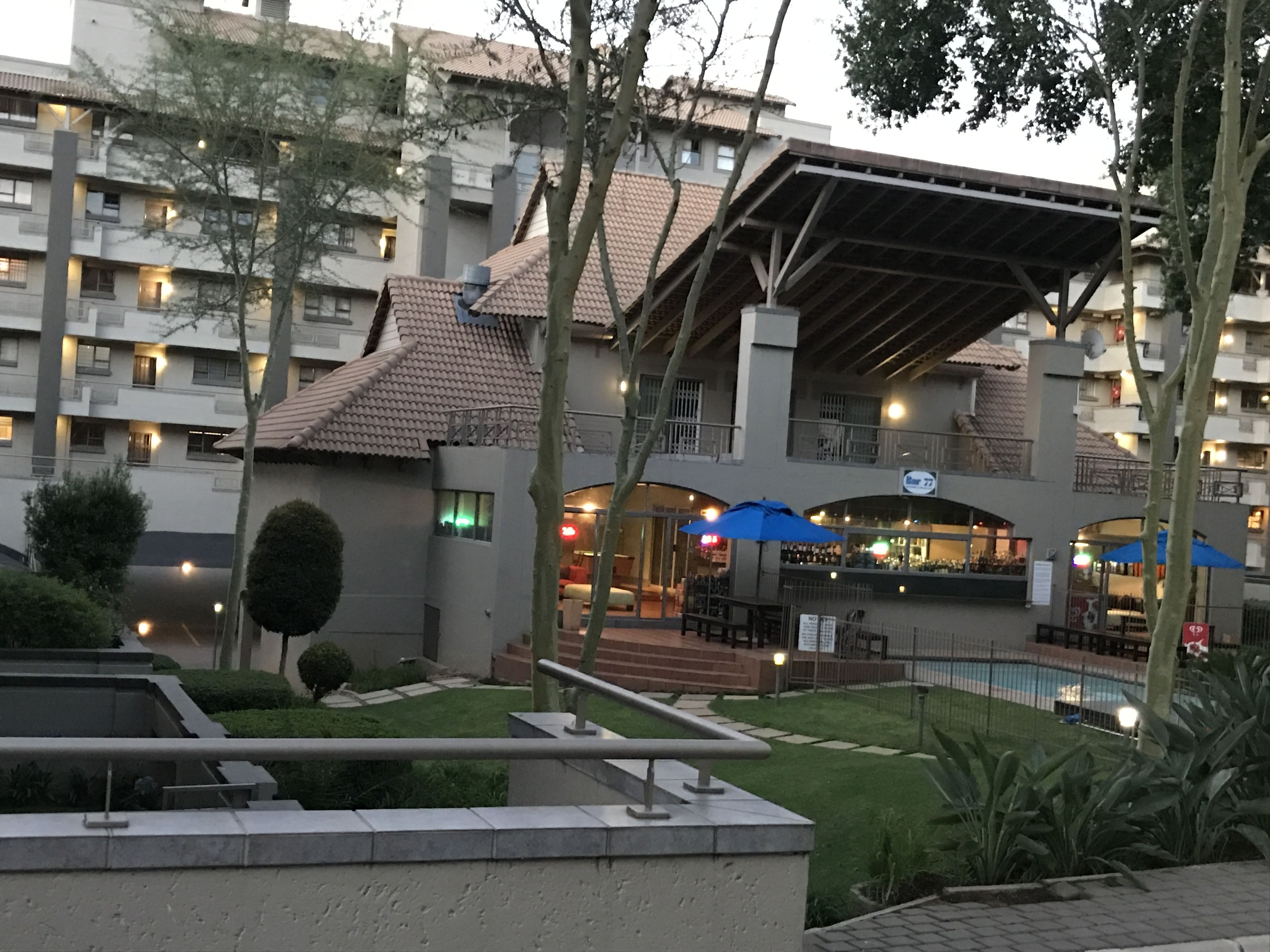 Fachada de la propiedad por la tarde o noche