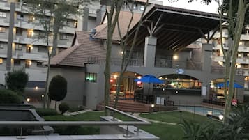 Fachada de la propiedad por la tarde o noche