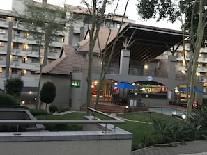Fachada da propriedade à noite