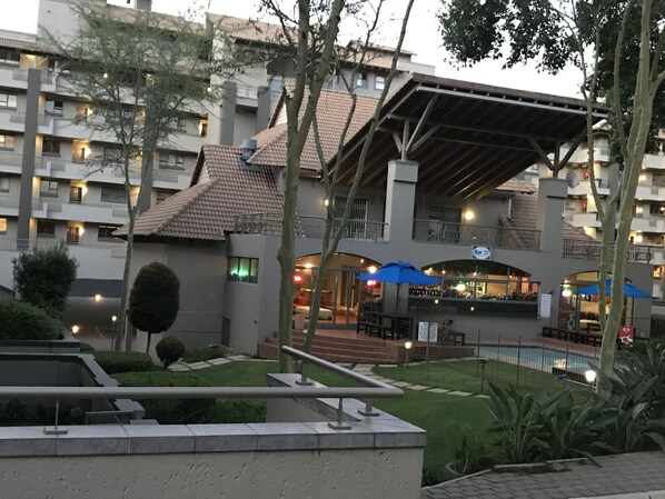 Mặt tiền nơi lưu trú - ban đêm