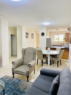 Căn hộ | Khu phòng khách | TV màn hình phẳng, các kênh phim phải trả tiền