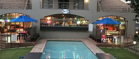 Una piscina al aire libre