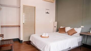 Doppia Standard | Una cassaforte in camera, una scrivania, postazione laptop