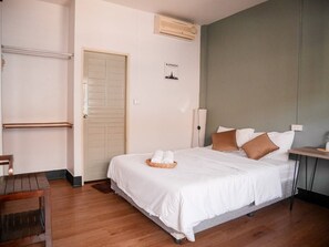标准双人房 | 客房内保险箱、办公桌、笔记本电脑工作区、免费 WiFi