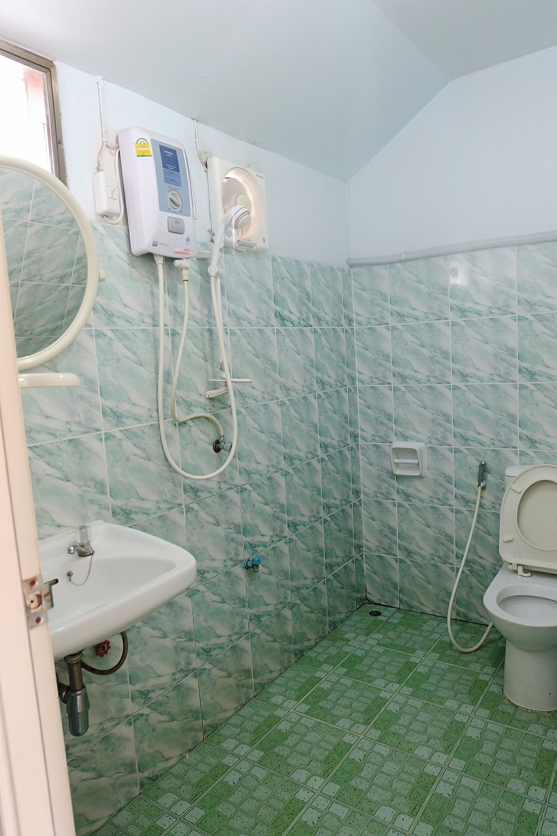 Ein Badezimmer mit Waschbecken, Toilette und Duschkabine.