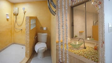 Shower, free toiletries, bidet, towels