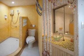 Shower, free toiletries, bidet, towels - Hotel De Ratt (Ratsada)