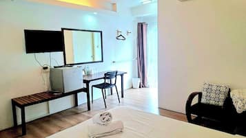 Blackout drapes, free WiFi, bed sheets