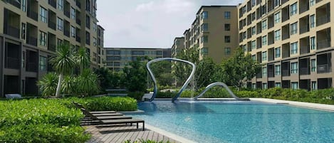 Alberca al aire libre y camastros