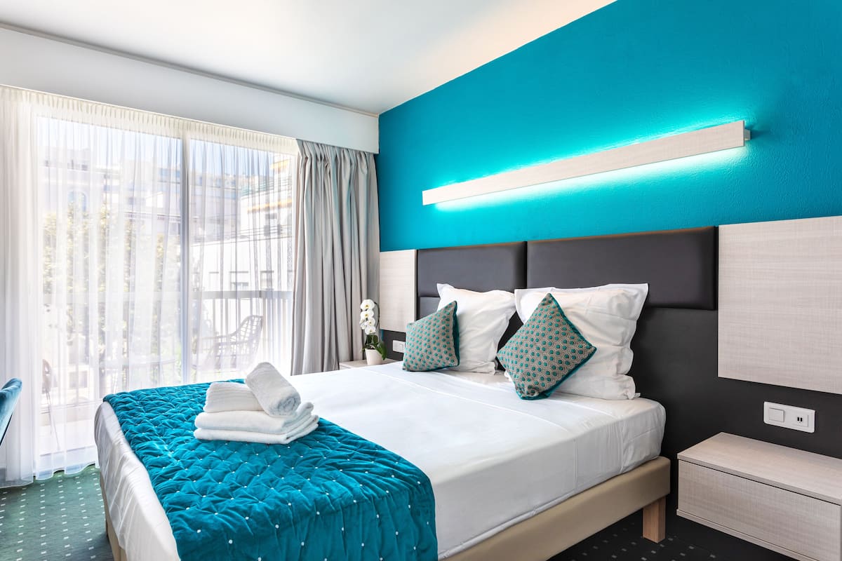 1 slaapkamer, luxe beddengoed, een minibar, een bureau