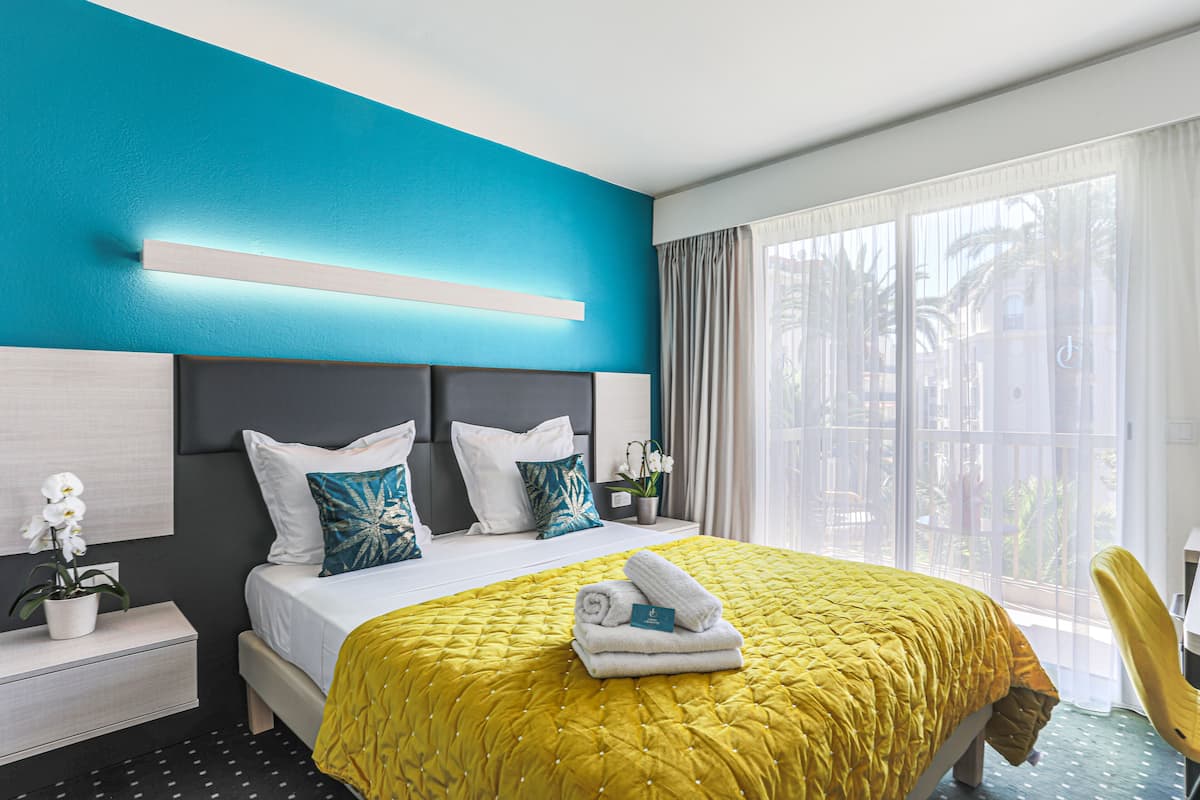 1 slaapkamer, luxe beddengoed, een minibar, een bureau