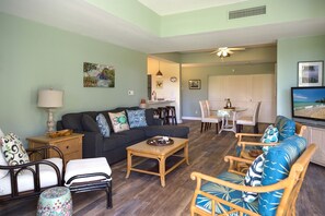 Apartamento, 2 habitaciones | Zona de estar | Una televisión, un reproductor de DVD, un ordenador