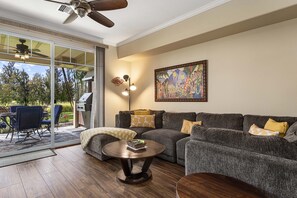 Condo, 2 habitaciones | Área de sala de estar | Smart TV 