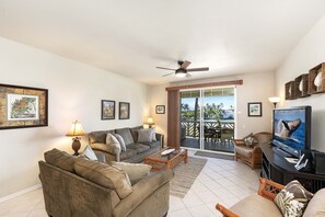 Appartement, 2 slaapkamers | Woonruimte | Een smart-tv en een iPod-dock