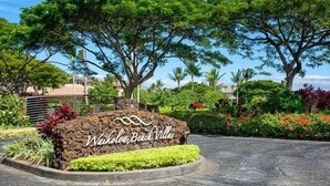 Un espace paysager agrémenté d’un panneau indiquant : « Waikoloa Beach Villas ».