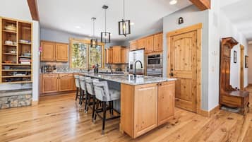 House, 4 Bedrooms | Private kitchen | Full-size fridge, microwave, oven, stovetop