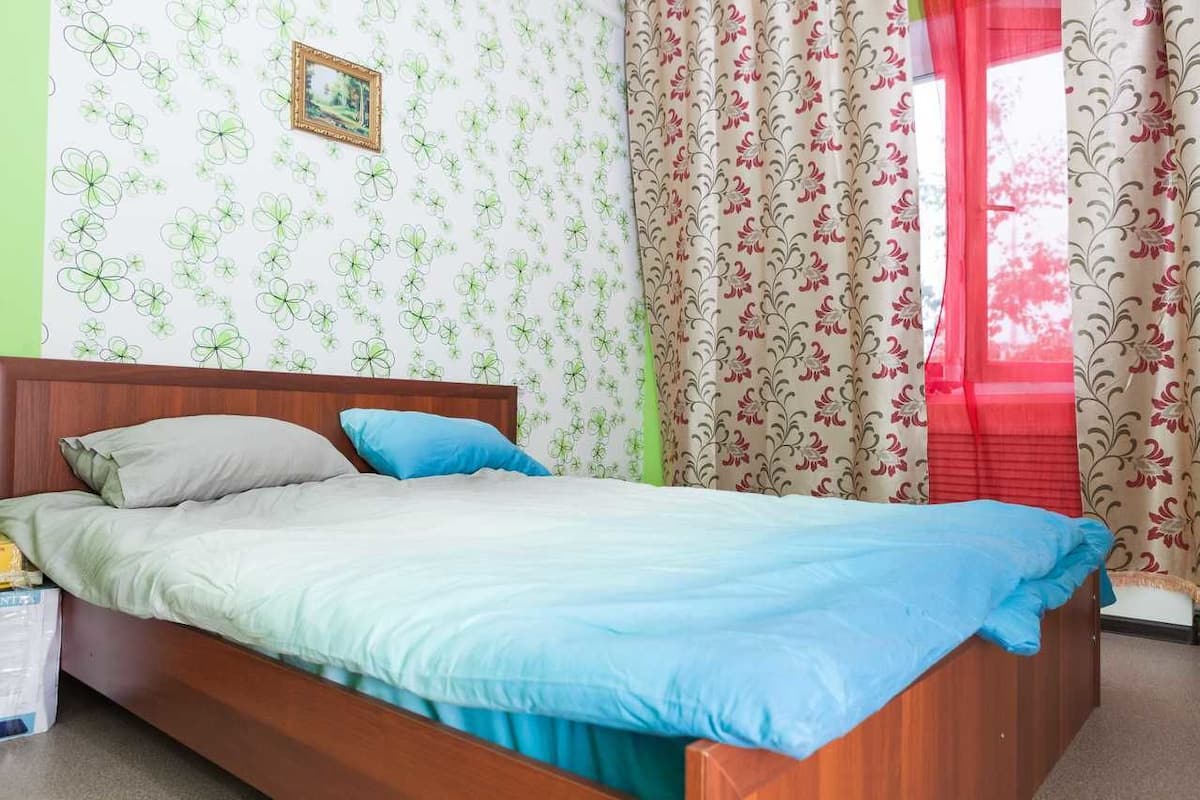 Habitación doble estándar, 1 habitación, baño compartido | Tabla de planchar con plancha, wifi gratis y ropa de cama