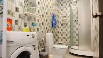 Douche, articles de toilette gratuits, sèche-cheveux, chaussons