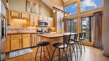 Condo, 1 Bedroom | Private kitchen | Fridge, microwave, oven, coffee/tea maker