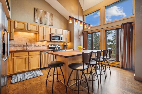 Condo, 1 Bedroom | Private kitchen | Fridge, microwave, oven, coffee/tea maker