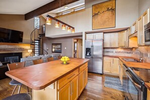 Condo, 1 Bedroom | Private kitchen | Fridge, microwave, oven, coffee/tea maker