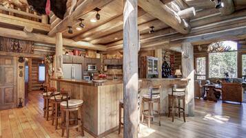 House, 6 Bedrooms | Bar (on property)