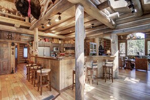House, 6 Bedrooms | Bar (on property)