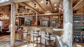 House, 6 Bedrooms | Dining