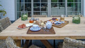 Sarapan prasmanan setiap hari (EUR 15 per orang)