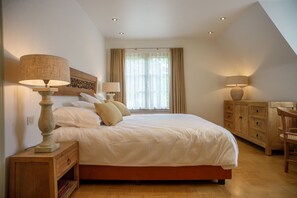 家庭套房, 2 间卧室, 花园景观 | 高档床上用品、迷你吧、笔记本电脑工作区、遮光窗帘