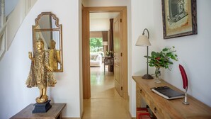 A hallway with a statue, a lamp, and a framed picture on the wall. - Villa Magdalena (Eeklo)