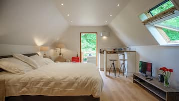 Habitación doble Deluxe, vista al jardín | Ropa de cama de alta calidad y minibar