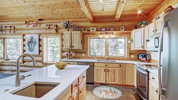 House, 3 Bedrooms | Private kitchen | Full-size fridge, microwave, oven, stovetop