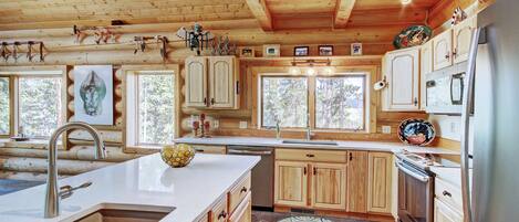 Casa, 3 habitaciones | Cocina privada | Refrigerador con congelador, microondas, horno y parrilla de estufa