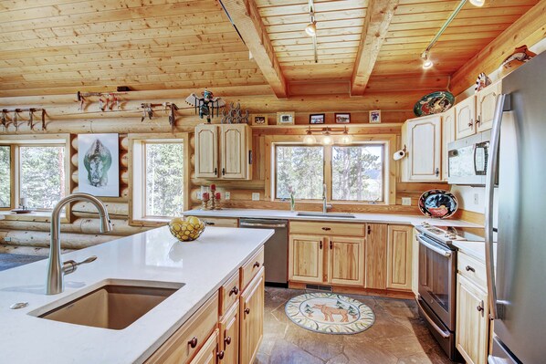 House, 3 Bedrooms | Private kitchen | Full-sized fridge, microwave, oven, stovetop