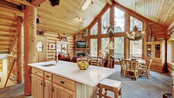 House, 3 Bedrooms | Private kitchen | Full-size fridge, microwave, oven, stovetop