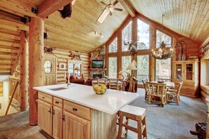 House, 3 Bedrooms | Private kitchen | Full-sized fridge, microwave, oven, stovetop