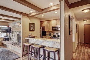 コンドミニアム 2 ベッドルーム | 専用キッチン | 大型冷蔵庫、電子レン�ジ、オーブン、コンロ