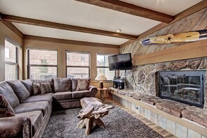 コンドミニアム 2 ベッドルーム | リビングルーム | テレビ、暖炉、DVD プレーヤー